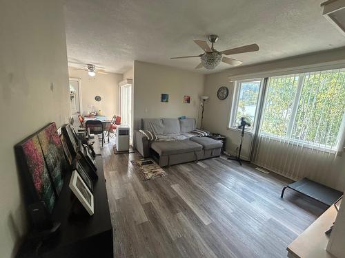 619 11Th Avenue, Castlegar, BC - Indoor Photo Showing Living Room