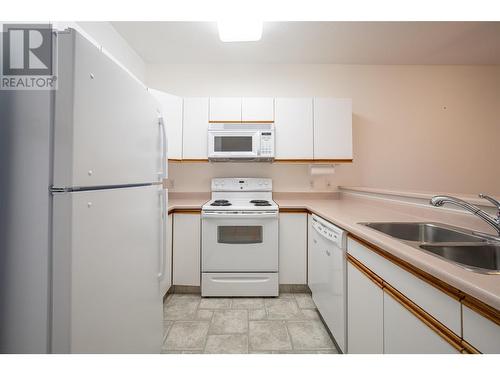 3805 30 Avenue Unit# 112, Vernon, BC - Indoor Photo Showing Kitchen With Double Sink