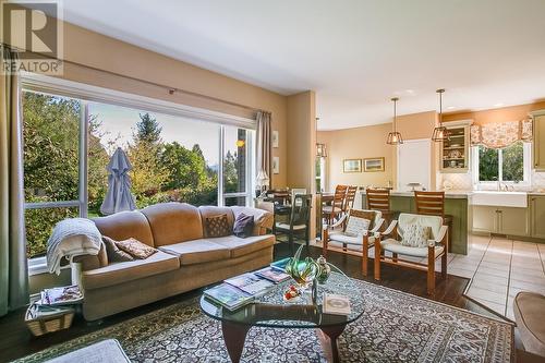 2096 Rosefield Drive, West Kelowna, BC - Indoor Photo Showing Living Room