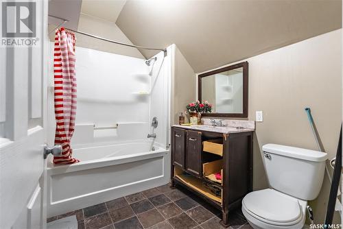 111 I Avenue S, Saskatoon, SK - Indoor Photo Showing Bathroom