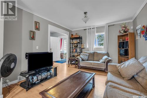 111 I Avenue S, Saskatoon, SK - Indoor Photo Showing Living Room