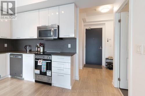 409 - 105 George Street, Toronto (Moss Park), ON - Indoor Photo Showing Kitchen With Upgraded Kitchen