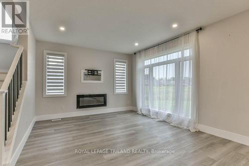 51 Elliott Street, Strathroy-Caradoc (Se), ON - Indoor With Fireplace