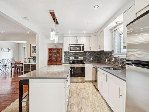 Kitchen - 61 Av. Hillcrest, Pointe-Claire, QC - Indoor Photo Showing Kitchen With Upgraded Kitchen