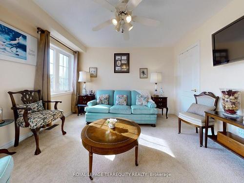 355 Giddings Cres, Milton, ON - Indoor Photo Showing Living Room