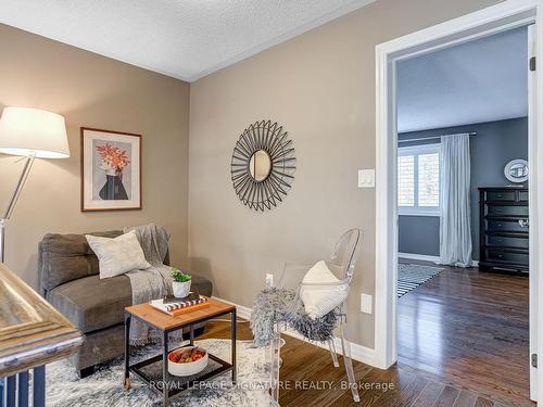 3258 Munson Cres, Burlington, ON - Indoor Photo Showing Living Room