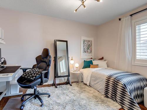 3258 Munson Cres, Burlington, ON - Indoor Photo Showing Bedroom