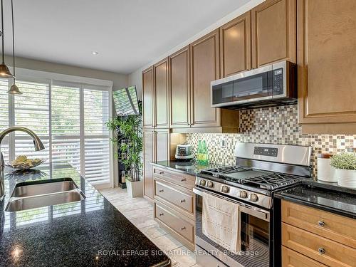 3258 Munson Cres, Burlington, ON - Indoor Photo Showing Kitchen With Double Sink With Upgraded Kitchen