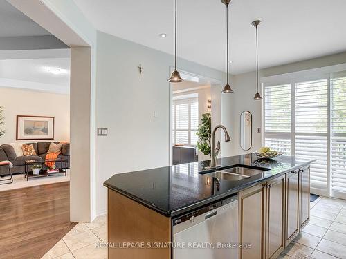 3258 Munson Cres, Burlington, ON - Indoor Photo Showing Kitchen With Double Sink With Upgraded Kitchen