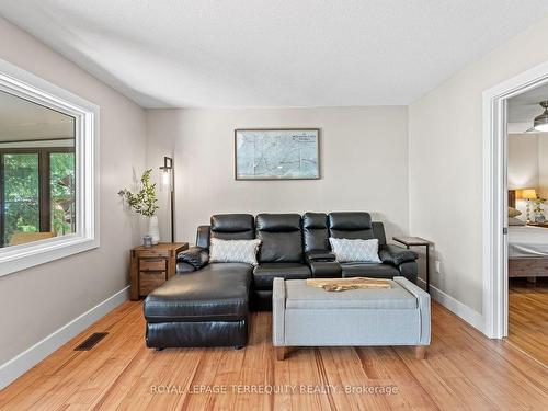 170 Sturgeon Glen Rd, Kawartha Lakes, ON - Indoor Photo Showing Living Room