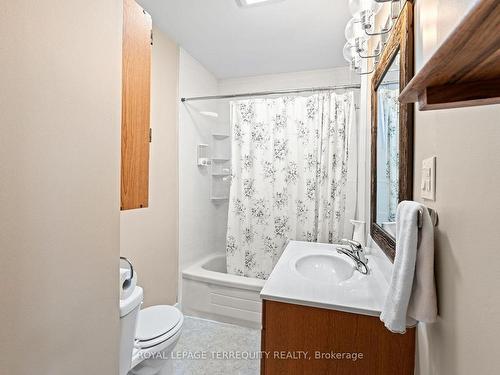 170 Sturgeon Glen Rd, Kawartha Lakes, ON - Indoor Photo Showing Bathroom