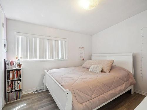 Bedroom - 21 Rue St-Jacques E., Sainte-Thérèse, QC - Indoor Photo Showing Bedroom