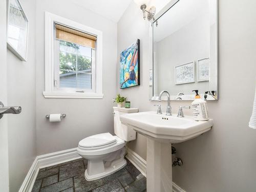 Powder room - 15 Cours Laurier, Beaconsfield, QC - Indoor Photo Showing Bathroom