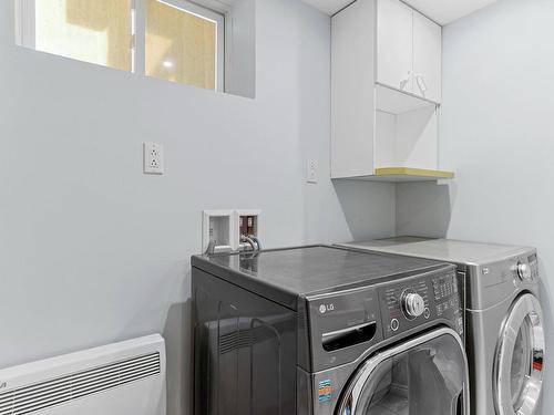 Bathroom - 220 Rue Berger, Saint-Constant, QC - Indoor Photo Showing Laundry Room