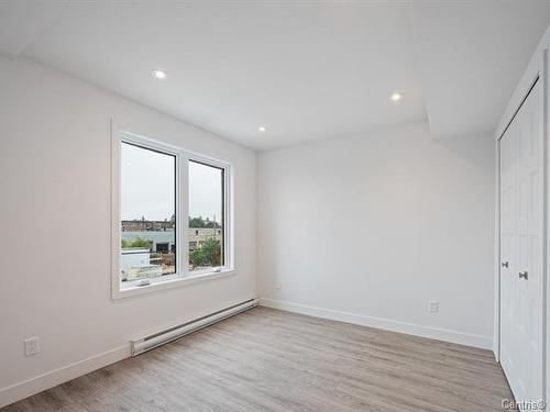 Living room - 9409 Av. Larose, Montréal (Villeray/Saint-Michel/Parc-Extension), QC - Indoor Photo Showing Other Room