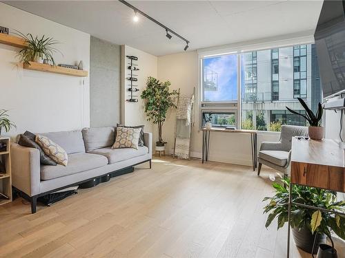 216-989 Johnson St, Victoria, BC - Indoor Photo Showing Living Room