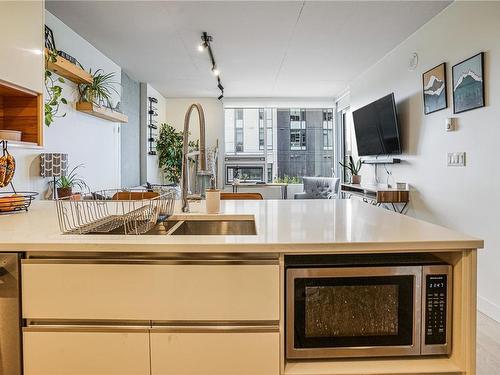 216-989 Johnson St, Victoria, BC - Indoor Photo Showing Kitchen