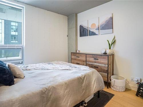 216-989 Johnson St, Victoria, BC - Indoor Photo Showing Bedroom