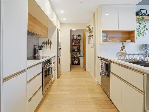 216-989 Johnson St, Victoria, BC - Indoor Photo Showing Kitchen