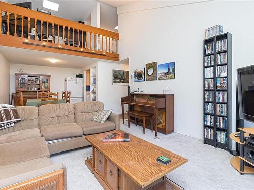 419-1005 Mckenzie Ave, Saanich, BC - Indoor Photo Showing Living Room