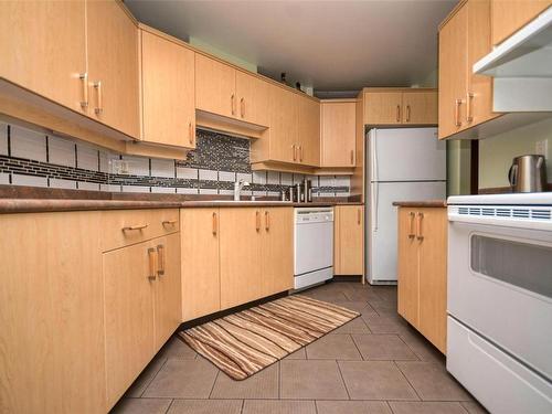 105-1225 Fort St, Victoria, BC - Indoor Photo Showing Kitchen