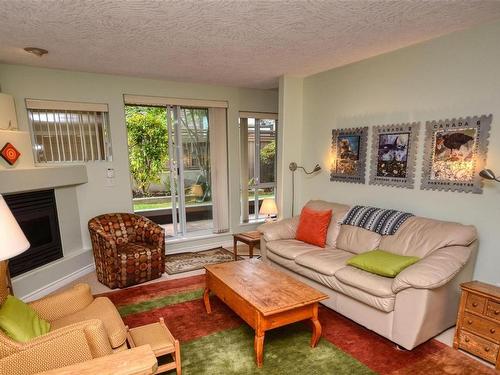 105-1225 Fort St, Victoria, BC - Indoor Photo Showing Living Room