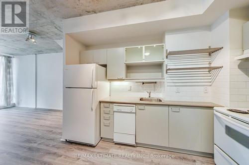 534 - 333 Adelaide Street E, Toronto, ON - Indoor Photo Showing Kitchen