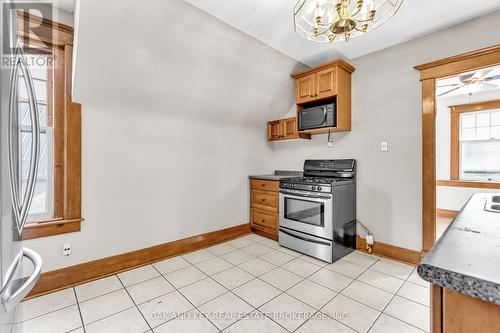 23 Carfrae Street, London, ON - Indoor Photo Showing Kitchen