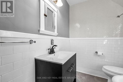 23 Carfrae Street, London, ON - Indoor Photo Showing Bathroom