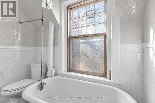 23 Carfrae Street, London, ON - Indoor Photo Showing Bathroom