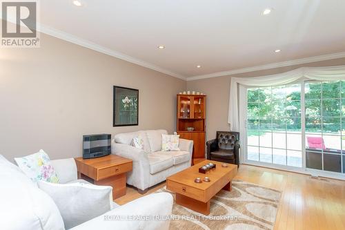 32 Vincent Crescent, London, ON - Indoor Photo Showing Living Room