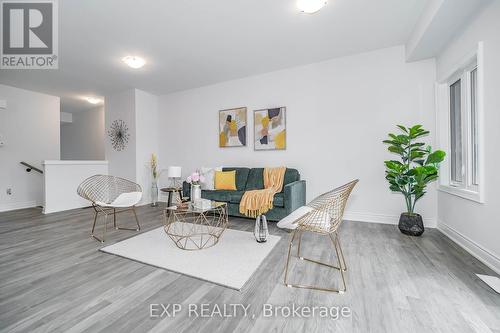 24 Alan Williams Trail, Uxbridge, ON - Indoor Photo Showing Living Room