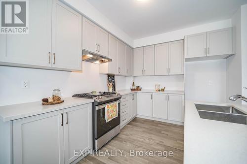 24 Alan Williams Trail, Uxbridge, ON - Indoor Photo Showing Kitchen With Double Sink With Upgraded Kitchen