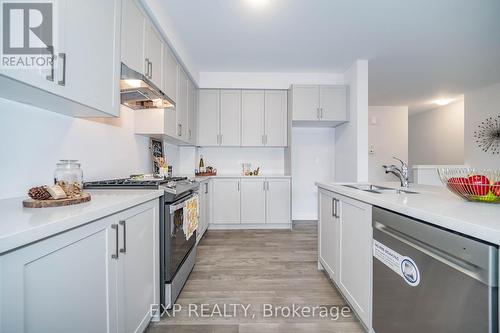 24 Alan Williams Trail, Uxbridge, ON - Indoor Photo Showing Kitchen With Upgraded Kitchen