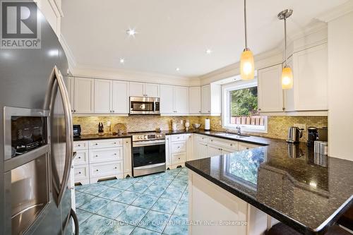 2940 Harvey Crescent, Mississauga, ON - Indoor Photo Showing Kitchen With Stainless Steel Kitchen With Upgraded Kitchen