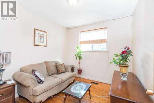 48 Faversham Crescent, Toronto, ON - Indoor Photo Showing Living Room