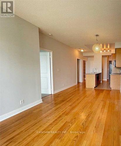 911 - 80 Absolute Avenue N, Mississauga, ON - Indoor Photo Showing Kitchen