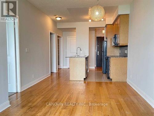 911 - 80 Absolute Avenue N, Mississauga (City Centre), ON - Indoor Photo Showing Kitchen