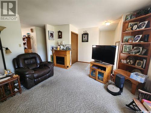 305 9Th Avenue, Broadview, SK - Indoor