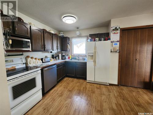 305 9Th Avenue, Broadview, SK - Indoor Photo Showing Kitchen With Double Sink