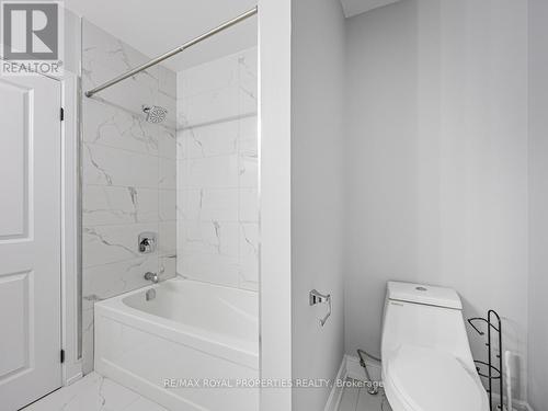 312 Anderson Avenue, Oshawa (Mclaughlin), ON - Indoor Photo Showing Bathroom