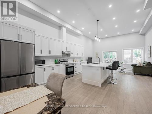 312 Anderson Avenue, Oshawa (Mclaughlin), ON - Indoor Photo Showing Kitchen With Upgraded Kitchen