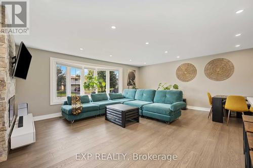 827 Fernhill Boulevard, Oshawa, ON - Indoor Photo Showing Living Room