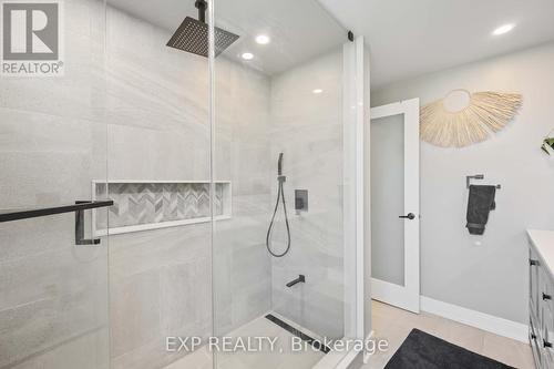 827 Fernhill Boulevard, Oshawa, ON - Indoor Photo Showing Bathroom