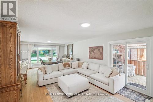 180 Mason Avenue, Bradford West Gwillimbury, ON - Indoor Photo Showing Living Room