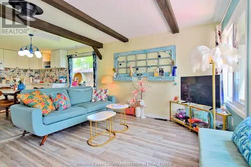 417 Pearse Road, Kingsville, ON - Indoor Photo Showing Living Room