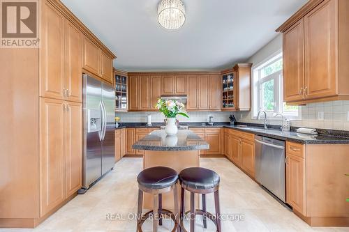 2395 Thruxton Drive, Oakville, ON - Indoor Photo Showing Kitchen