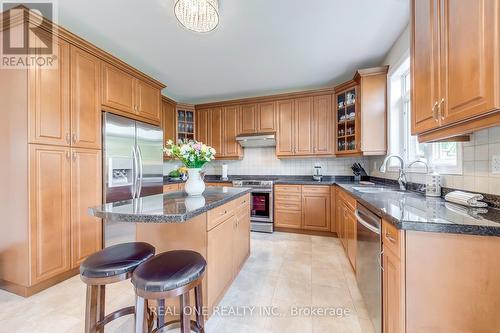 2395 Thruxton Drive, Oakville, ON - Indoor Photo Showing Kitchen