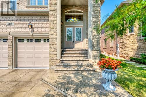 2395 Thruxton Drive, Oakville, ON - Outdoor