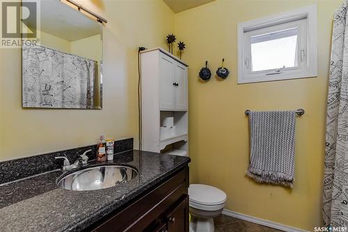 323 V Avenue S, Saskatoon, SK - Indoor Photo Showing Bathroom